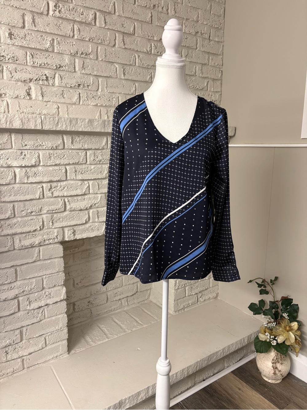 NWT Vince Camuto Geometric Diagonal Stripe V-Neck Blouse XL
